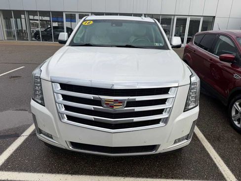 Used 2018 Cadillac Escalade Luxury image 2