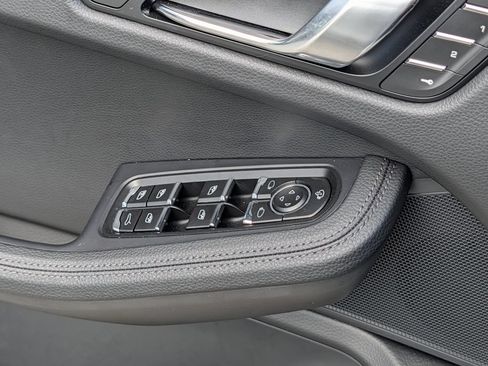 Certified 2025 Porsche Macan AWD/4WD image 16