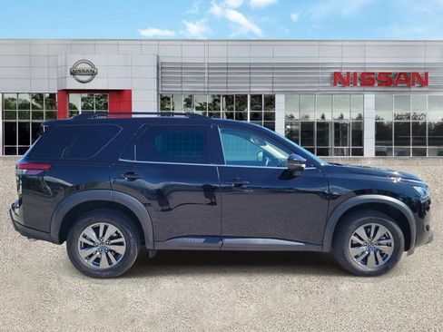 Certified 2025 Nissan Pathfinder SV FWD image 3