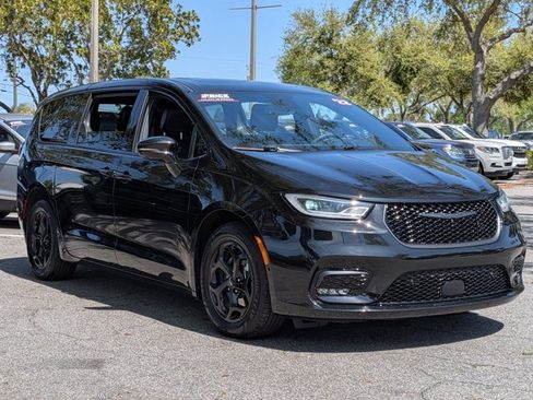 Used 2022 Chrysler Pacifica Limited w/ S Appearance Package image 3