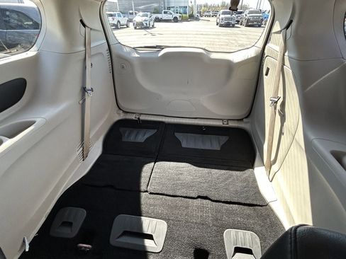 Used 2020 Chrysler Pacifica Touring-L FWD image 14