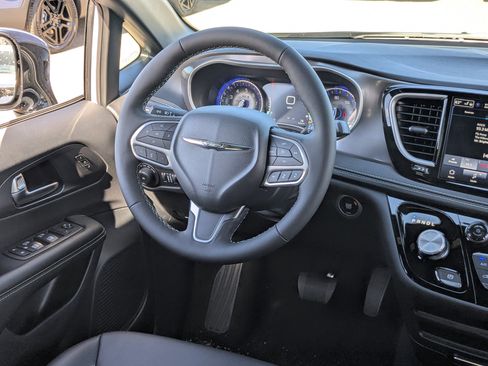 New 2026 Chrysler Pacifica Select image 11