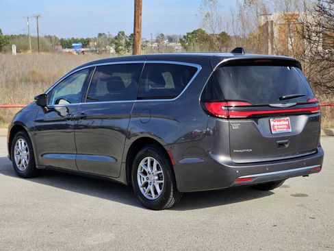 Used 2023 Chrysler Pacifica Touring-L image 4