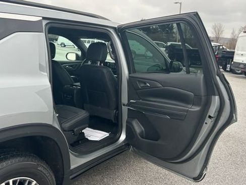 Used 2025 Chevrolet Traverse LT image 39