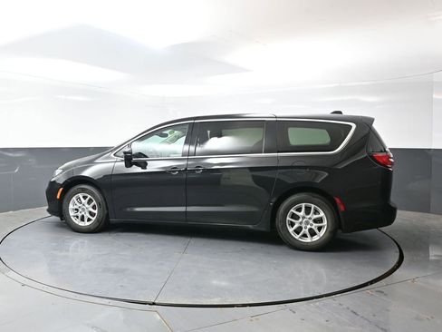 Used 2023 Chrysler Pacifica Touring-L FWD image 11