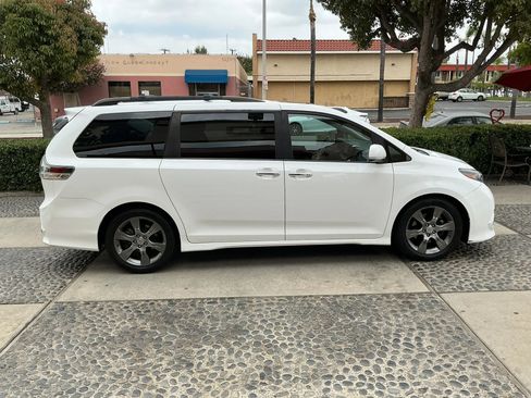 Used 2015 Toyota Sienna SE w/ SE Preferred Package FWD image 4