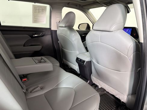 Used 2023 Toyota Highlander XLE AWD/4WD image 30