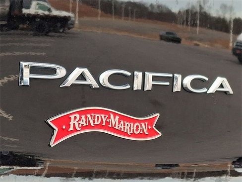 Used 2024 Chrysler Pacifica Touring-L image 30