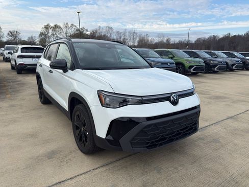 New 2026 Volkswagen Taos SE FWD image 3