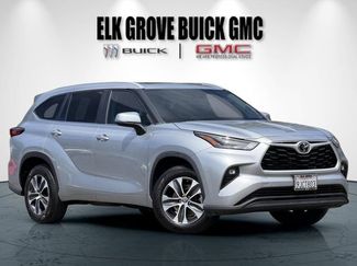 Used 2023 Toyota Highlander XLE FWD video 2