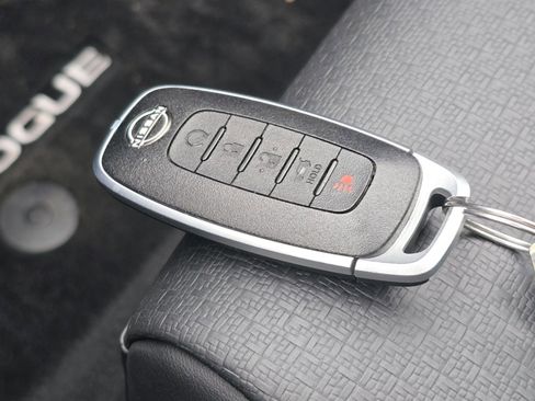 Used 2024 Nissan Rogue SV w/ SV Premium Package image 35