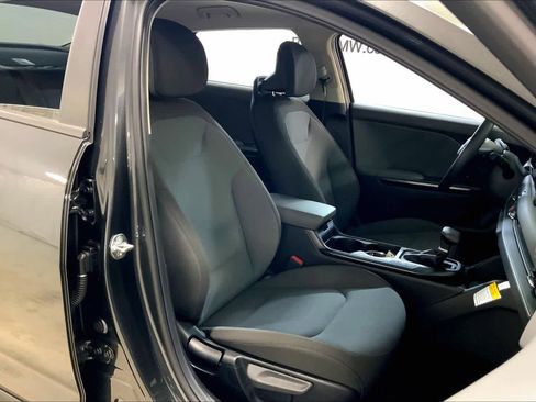 Used 2025 Kia K4 LXS image 8