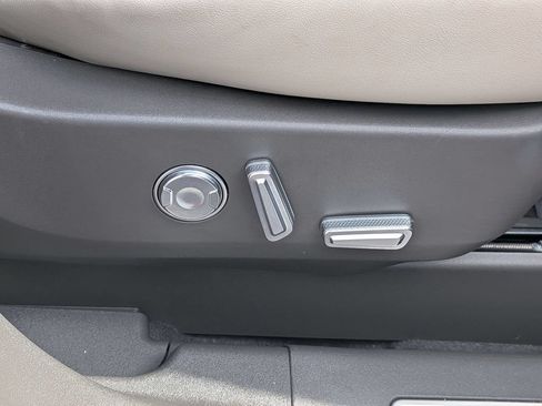 Used 2025 Lincoln Nautilus Premier AWD/4WD image 38