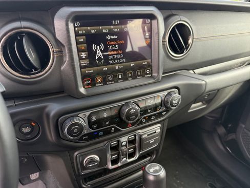 Used 2022 Jeep Wrangler Unlimited Sahara AWD/4WD image 20