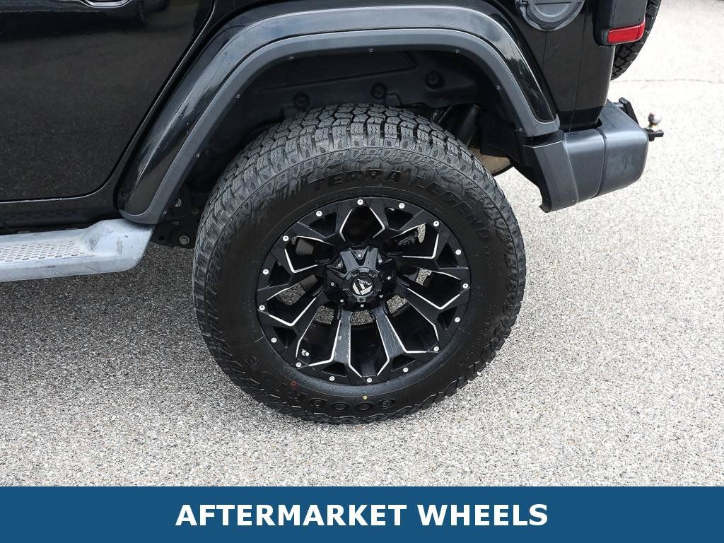 Used 2018 Jeep Wrangler Unlimited Sahara AWD/4WD image 3