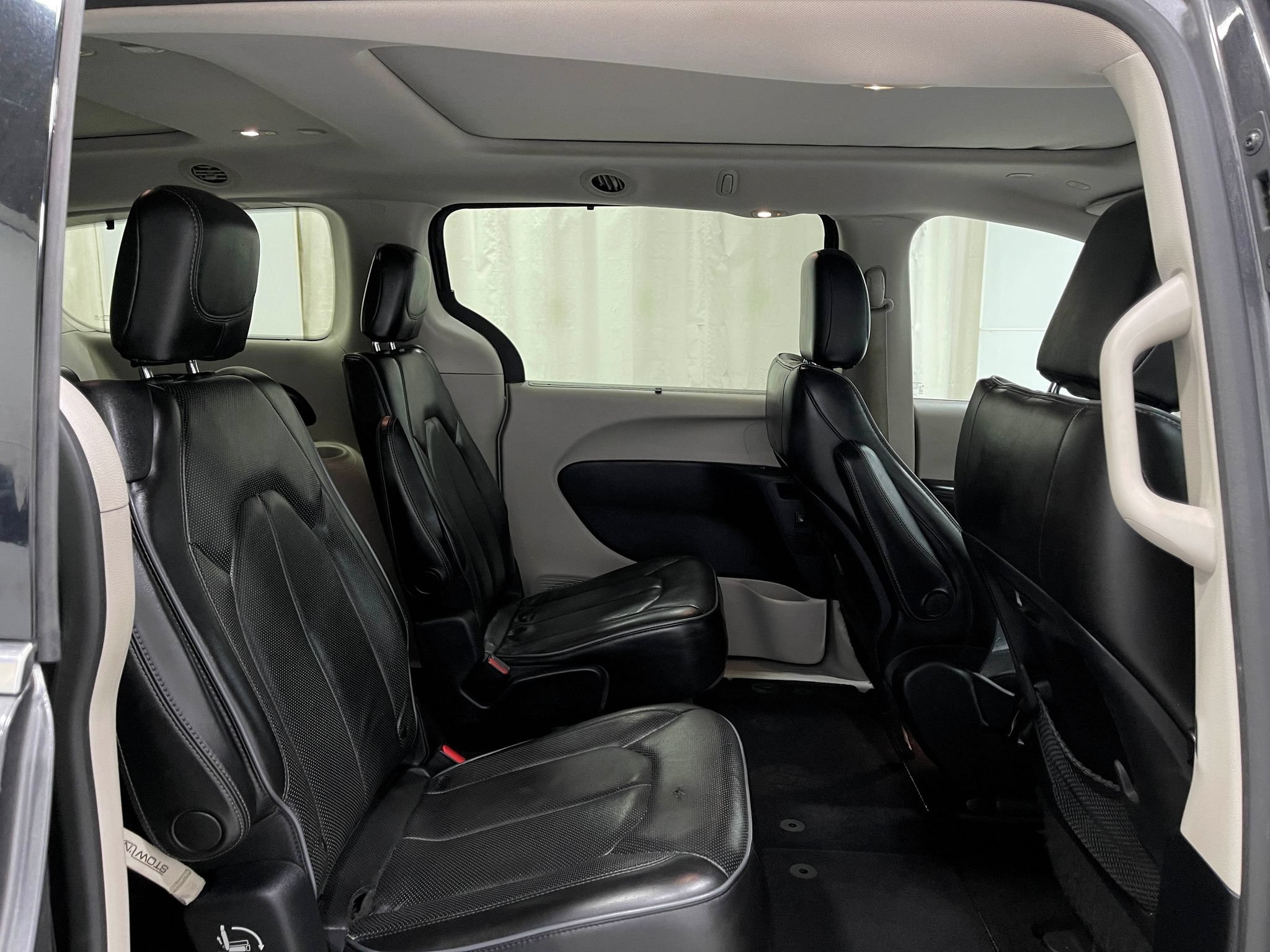 Used 2020 Chrysler Pacifica Limited FWD image 32