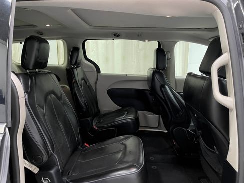 Used 2020 Chrysler Pacifica Limited FWD image 32
