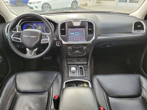 Used 2017 Chrysler 300 Touring w/ Value Package image 9