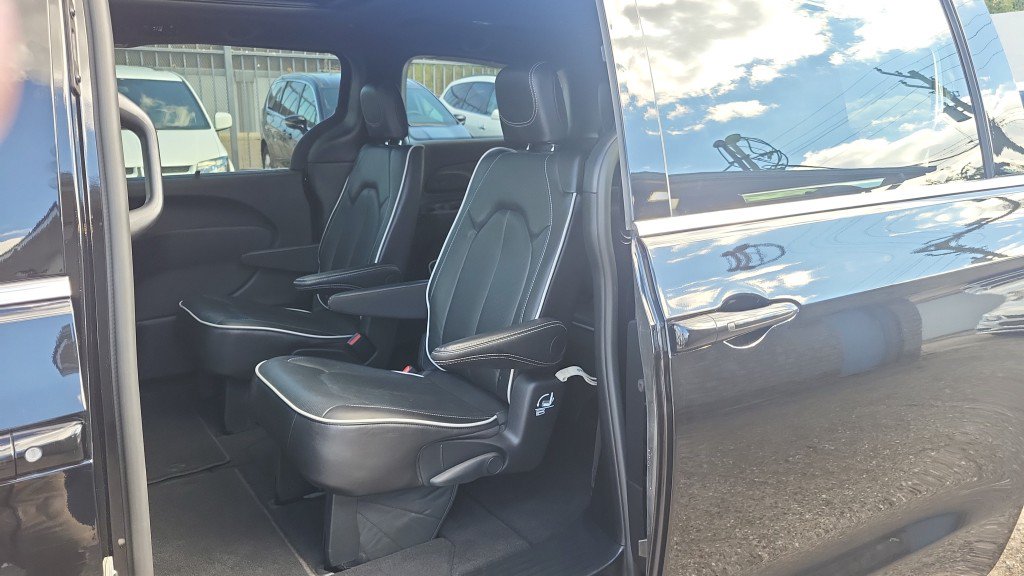 Used 2026 Chrysler Pacifica Limited FWD image 25