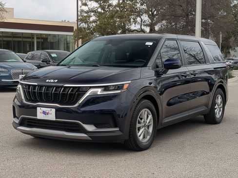 Used 2024 Kia Carnival LX image 7