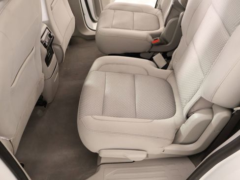Used 2022 GMC Acadia SLE FWD image 11