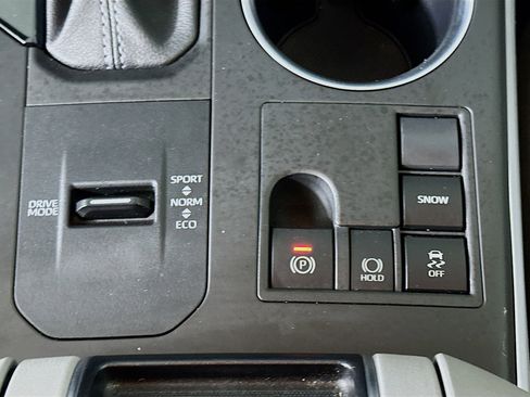 Used 2024 Toyota Highlander LE image 25