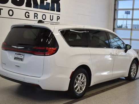 Used 2024 Chrysler Pacifica Touring-L FWD image 4