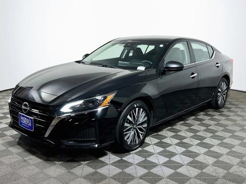 Used 2025 Nissan Altima 2.5 SV FWD image 3