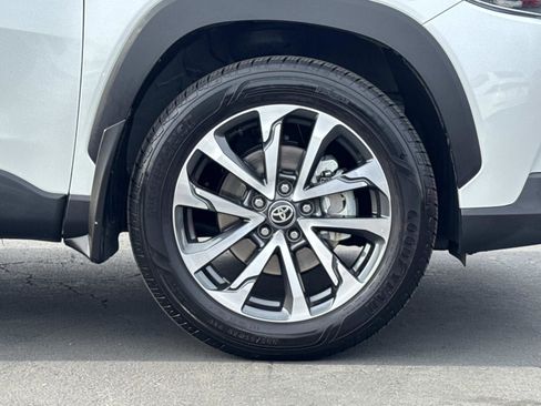 Used 2025 Toyota Corolla Cross XLE image 30