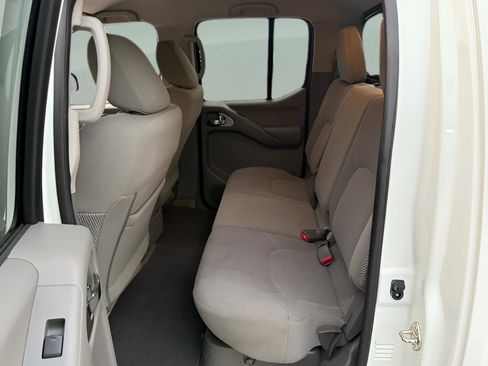 Used 2018 Nissan Frontier SV image 8