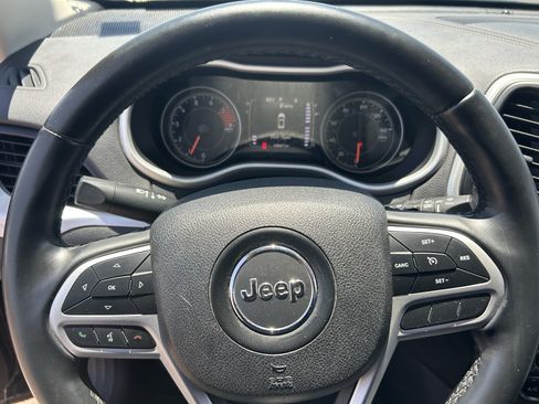 Used 2018 Jeep Cherokee Latitude Plus w/ Trailer Tow Group AWD/4WD image 13