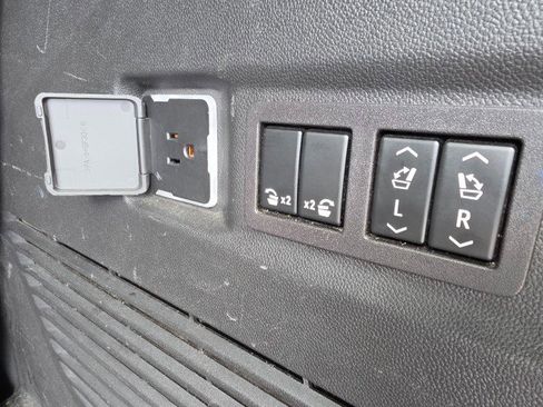 Used 2023 Chevrolet Tahoe Z71 w/ Luxury Package image 22