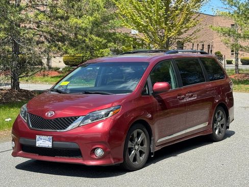 Used 2016 Toyota Sienna SE Premium FWD image 3