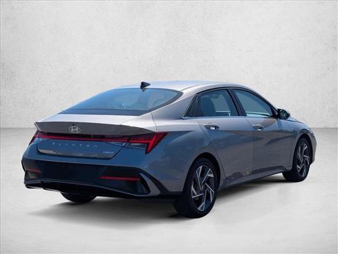 Used 2025 Hyundai Elantra Limited FWD image 5