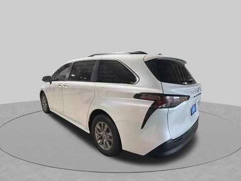 Used 2023 Toyota Sienna XLE FWD image 4