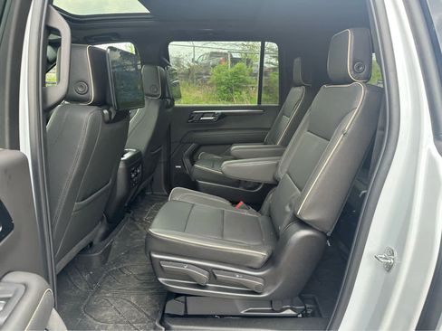 Used 2026 Chevrolet Suburban Premier AWD/4WD image 22