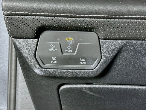 Used 2025 Volkswagen Atlas SE FWD image 17