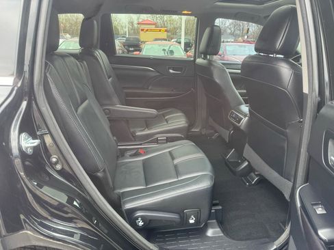 Used 2017 Toyota Highlander SE image 35