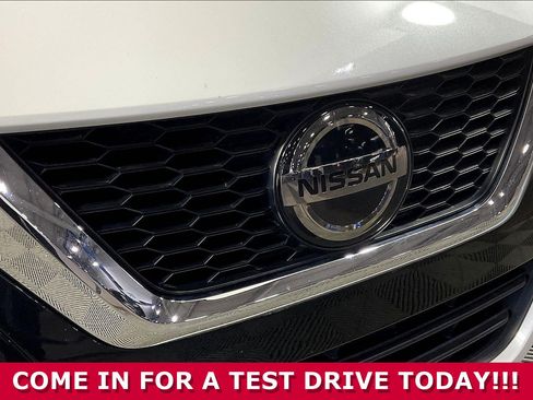 Used 2020 Nissan Versa SV FWD image 30
