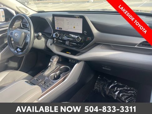 Used 2023 Toyota Highlander Limited FWD image 15