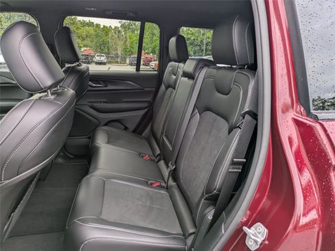 Used 2025 Jeep Grand Cherokee Altitude AWD/4WD image 17