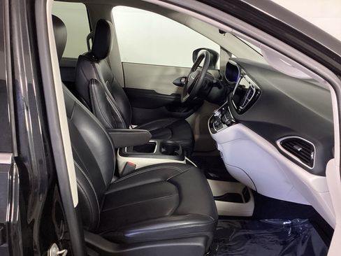 Used 2023 Chrysler Pacifica Touring-L FWD image 9