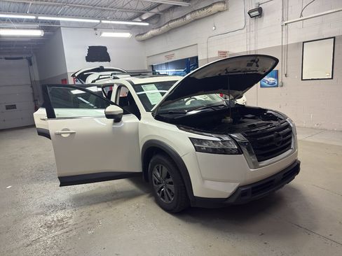 Used 2022 Nissan Pathfinder SV w/ SV Premium Package AWD/4WD image 9