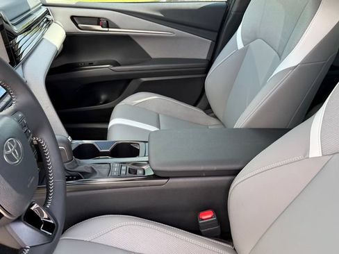 Used 2026 Toyota Camry SE w/ Convenience Package FWD image 9