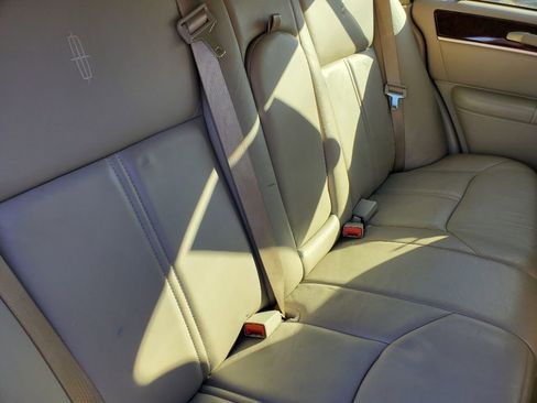 Used 2006 Lincoln Town Car Signature Limited image 36