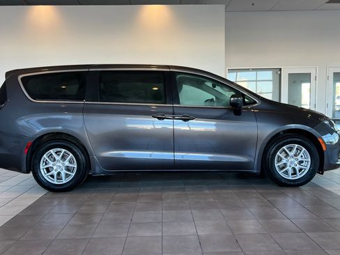 Used 2023 Chrysler Voyager LX image 3