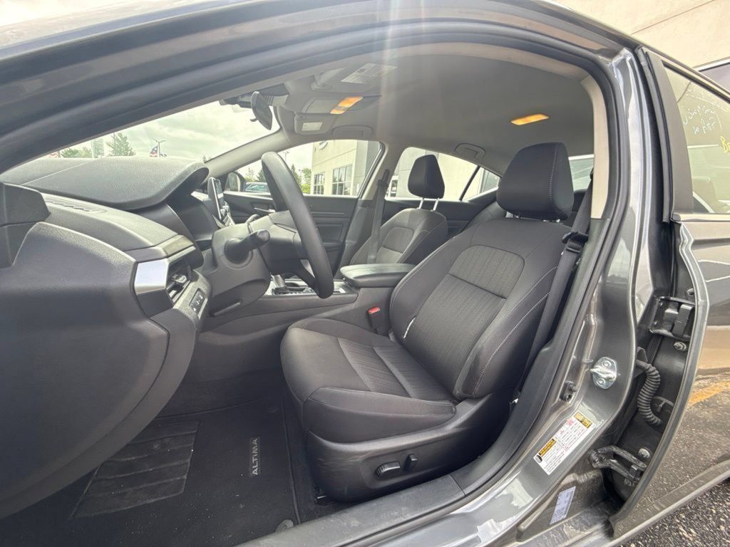 Used 2025 Nissan Altima 2.5 SV FWD image 13