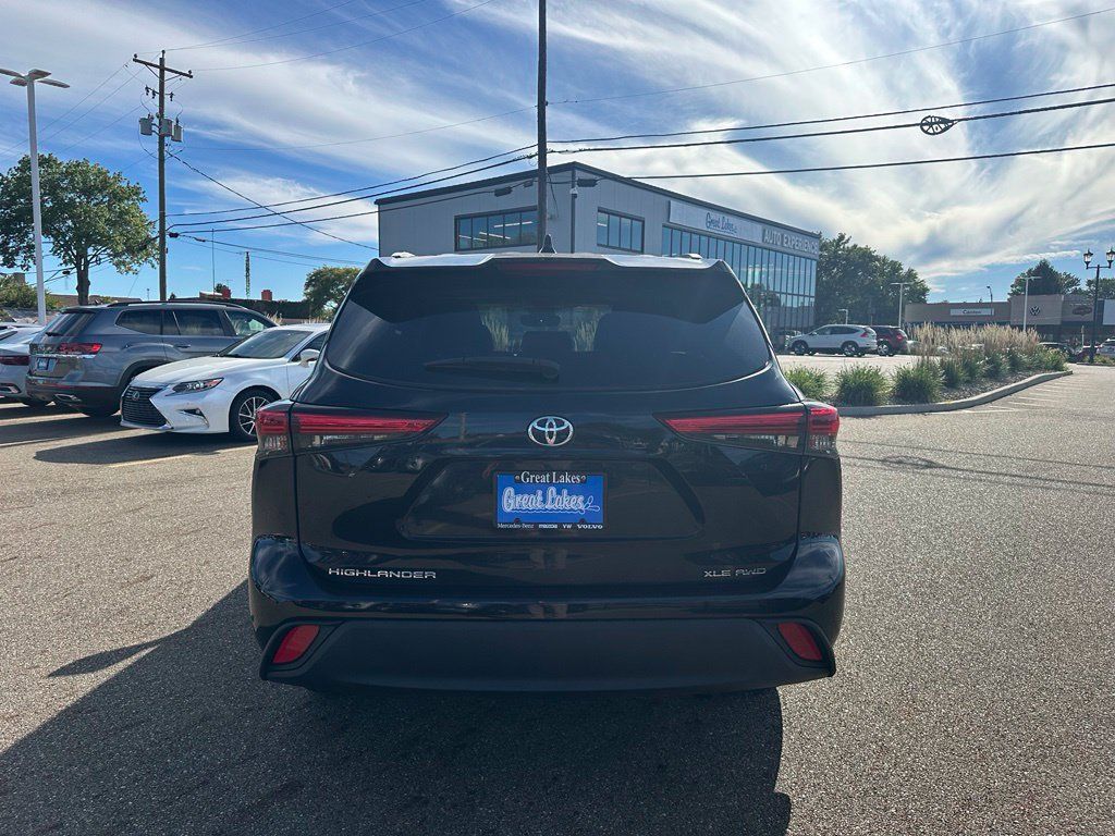 Used 2022 Toyota Highlander XLE AWD/4WD image 5