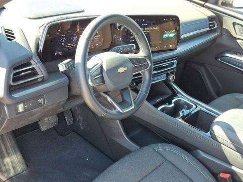 Used 2025 Chevrolet Traverse LT image 16
