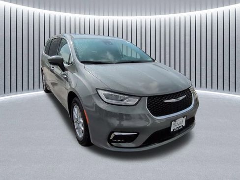 Used 2023 Chrysler Pacifica Touring-L FWD image 1